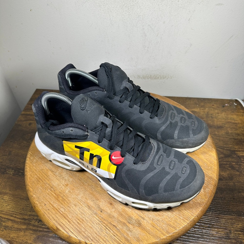 Nike Air Max Plus TN Running Shoes Mens Size 11 Black Yellow AJ0877-001